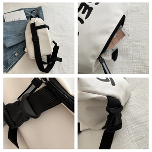 Vues détaillées du sac bandoulière blanc avec imprimé lettres noires et sangle