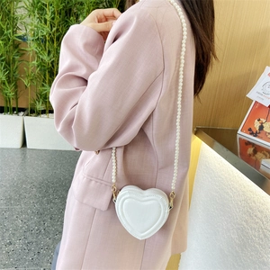 Bolso bandolera blanco brillante en forma de corazón con cadena de perlas para mujer
