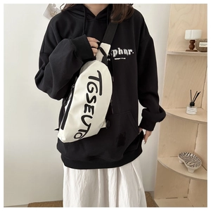 Détail du sac à bandoulière blanc avec imprimé TGSEUTO noir et sangle en nylon réglable