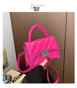 Détail du sac bandoulière en cuir PU rouge rose avec fermoir en métal argenté