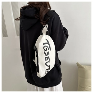 Vue détaillée d'un sac bandoulière blanc en nylon avec lettrage TGSEUTO noir