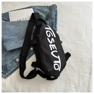 Détail d'un sac de poitrine noir streetwear avec imprimé TGSEUTO et sangle réglable