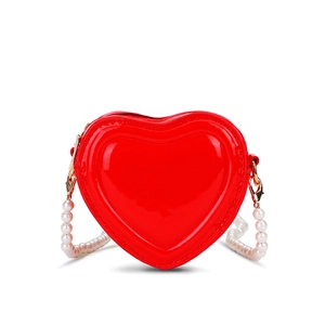 Bolso bandolera rojo brillante en forma de corazón con correa de perlas finas