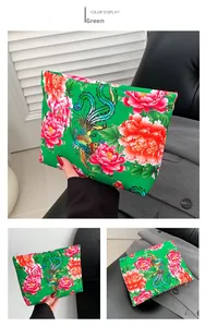 Dettaglio della borsa in nylon con motivo tradizionale a fiori di fenice e peonia verde