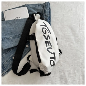 Détail d'un sac de poitrine style urbain avec lettrage TGSEUTO noir et sangle réglable