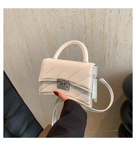Détail du sac à main en cuir PU matelassé blanc cassé avec fermoir argenté et poignée