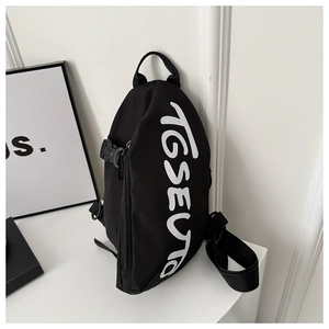 Détail d'un sac de poitrine noir street style avec imprimé blanc TGSEUTO et fermeture éclair