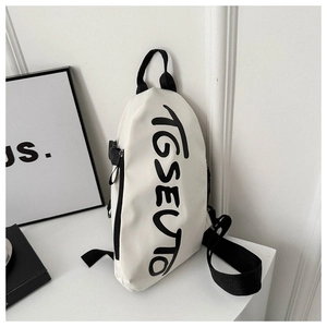 Vue détaillée du sac bandoulière blanc avec imprimé lettres noires et boucle de sangle