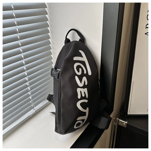 Détail du sac de poitrine noir avec logo TGSEUTO blanc et boucle de réglage latérale