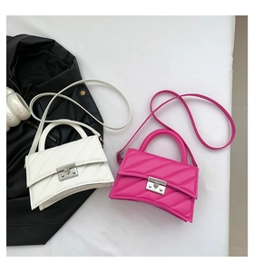 Vue détaillée de sacs à main sablier blancs et roses avec texture matelassée en V