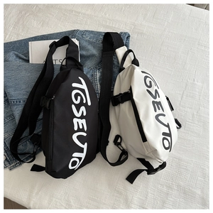 Détails des sacs bandoulière style urbain avec imprimé TGSEUTO en noir et blanc