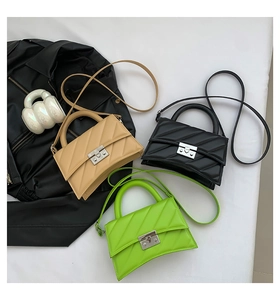 Détail de sacs carrés bandoulière en kaki, noir et vert avec texture embossée
