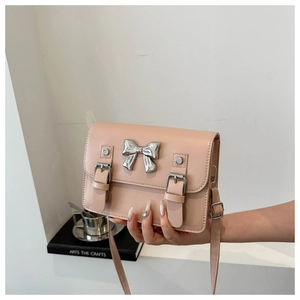Détail du sac en cuir PU rose clair avec nœud argenté et bandoulière réglable