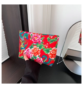 Dettaglio di una pochette in nylon con motivi tradizionali cinesi di peonia rossa e fenice