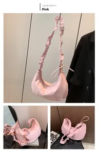 Vue détaillée du sac hobo rose avec bandoulière plissée et texture en cuir synthétique chic