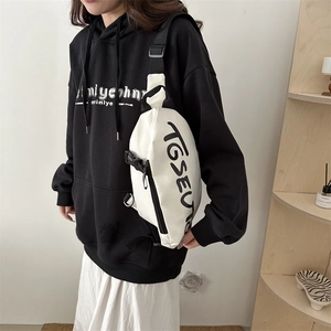 Sac de poitrine streetwear blanc avec imprimé lettres TGSEUV noir et sangle réglable