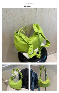 Détail du sac croissant vert clair plissé avec texture en forme de demi-lune