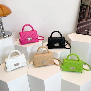 Sacs bandoulière matelassés en cinq couleurs avec poignée et fermoir argenté chic
