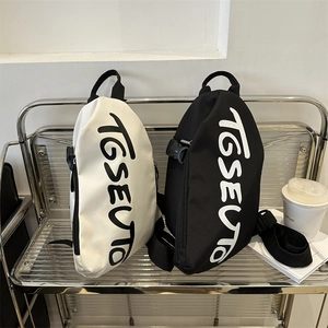 Sac de poitrine streetwear avec imprimé TGSEUTO en couleurs noir et blanc