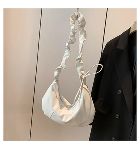 Détail du sac hobo blanc élégant avec sa bandoulière plissée à cordon distinctive