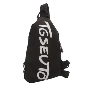 Sac de poitrine noir style urbain avec imprimé lettres TGSEUTO blanc et fermeture