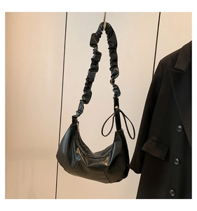 Détails du sac demi-lune noir avec bandoulière froncée et nœuds décoratifs sur le côté