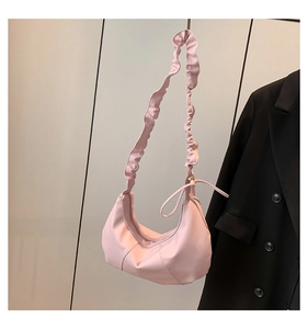 Détail du sac nuage rose avec bretelles froncées et design en demi-lune élégant