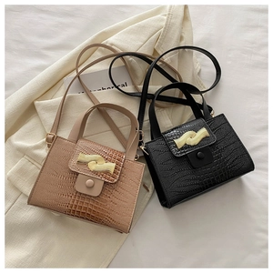 Détails des mini sacs motif crocodile avec boucles dorées ondulées noir et kaki