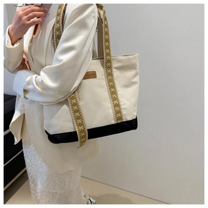 Détail du sac fourre-tout en toile avec sangle jacquard et écusson en cuir FASHION