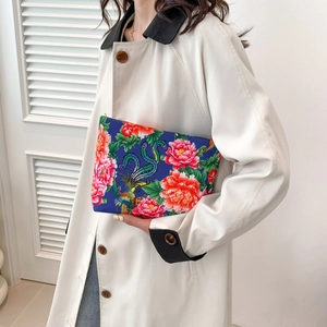 Borsa clutch etnica in nylon con stampe floreali di peonia e fenice in blu scuro