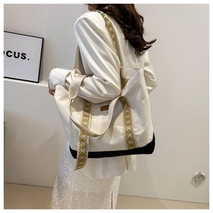 Vue détaillée du sac cabas en toile avec bandoulière jacquard aux motifs géométriques
