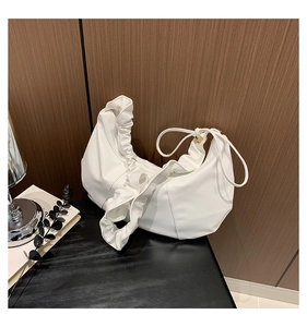 Détail du sac nuage plissé blanc montrant la texture froncée et la forme de demi-lune