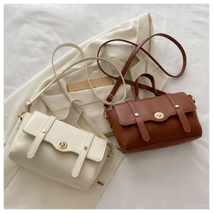 Nahaufnahme von Vintage-Flappen-Taschen mit goldenem Drehverschluss und Schultergurt
