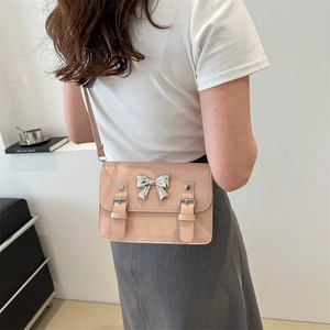 Sac bandoulière Cambridge en cuir verni rose avec nœud argenté et style vintage