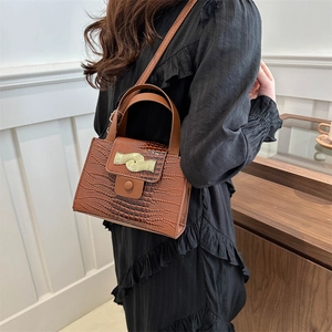 Sac bandoulière marron motif crocodile avec détails dorés et bandoulière réglable