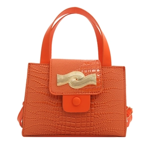 Sac à main orange en cuir crocodile avec boucle dorée ondulée et poignées supérieures