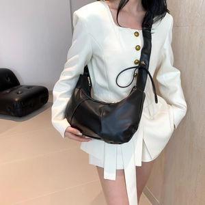 Sac hobo minimaliste en cuir noir en forme de croissant avec texture plissée élégante