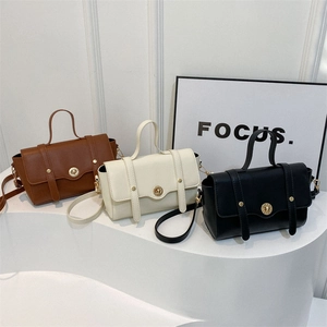 Kleine Retro-Handtasche in Braun Beige und Schwarz mit Metallschloss und Tragegriff