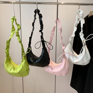Sac nuage à bandoulière froncée en similicuir mat, coloris vert fluo, noir, rose et blanc