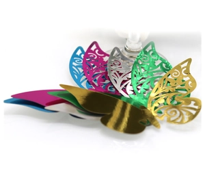 Cartes papillon découpées au laser en couleurs métalliques pour décor de verre de mariage