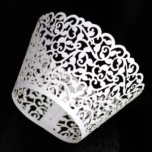 Caissettes à cupcakes découpées au laser blanc avec motif floral pour décor de fête