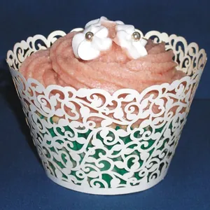 Caissettes à cupcakes roses découpées au laser avec motif floral pour mariage