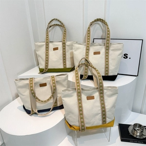 Sacs cabas minimalistes en toile en quatre couleurs avec broderie ethnique chic