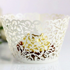 Caissettes à cupcakes blanches découpées au laser avec motifs de vigne pour mariages