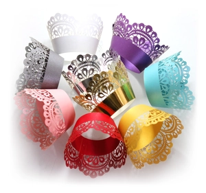 Involucri per cupcake in pizzo tagliato al laser in vari colori perlati per matrimoni