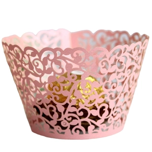 Caissettes à cupcakes roses découpées au laser avec motifs de vigne de mariage