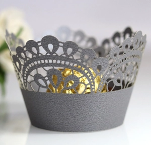 Dettaglio del bordo per cupcake tagliato al laser in grigio scuro con elegante pizzo vuoto