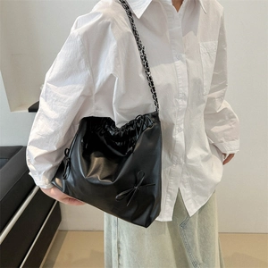 Grand sac cabas plissé noir avec bandoulière en chaîne métallique et détails nœuds