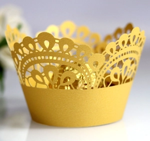 Pirottini per cupcake in oro tagliati al laser con eleganti motivi in pizzo per matrimoni