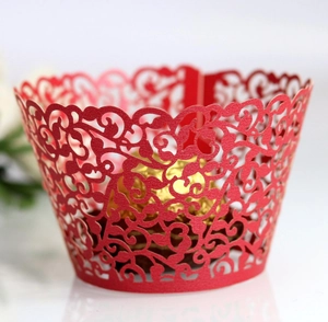 Rote Lasercut-Muffinformen mit Rebenmuster für Hochzeit und festliche Kuchendekoration